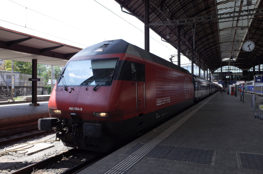 ここからは、スイス国鉄の列車に乗り換えです。Re460系機関車+EW-IV客車です。