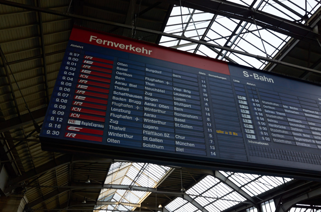 チューリッヒ中央駅の出発案内板。飛行機のマークが空港行き。 でもこのパタパタ式案内板は旅情を誘いますね。スイス各地の地名が出てきますし、7段目のICはシャフハウゼンからドイツのシュツットガルトへの国際列車だったり、ICNって列車は振子式電車だったり（わくわく）